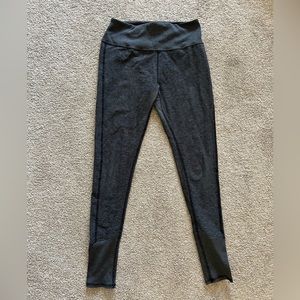 Alo yoga, super soft leggings in heathered black. Size large.
